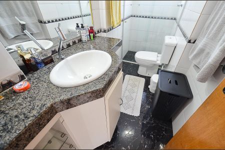 Apartamento à venda com 75m², 3 quartos e 2 vagas Apartamento à venda com 75m², 3 quartos e 2 vagasBanheiro Suíte