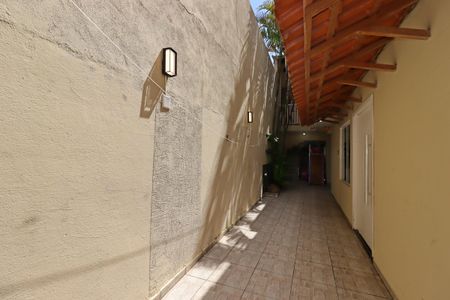 Casa para alugar com 160m², 2 quartos e 2 vagasCorredor externo