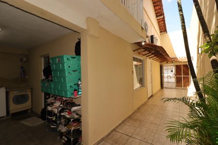 Casa para alugar com 160m², 2 quartos e 2 vagasCorredor externo