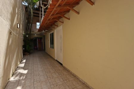 Casa para alugar com 160m², 2 quartos e 2 vagasCorredor externo