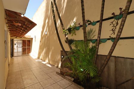 Casa para alugar com 160m², 2 quartos e 2 vagasCorredor externo