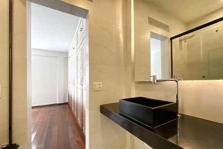 Apartamento à venda com 303m², 3 quartos e 1 vagaBanheiro da Suíte 1