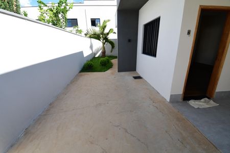 Casa para alugar com 60m², 2 quartos e 1 vagaQuintal
