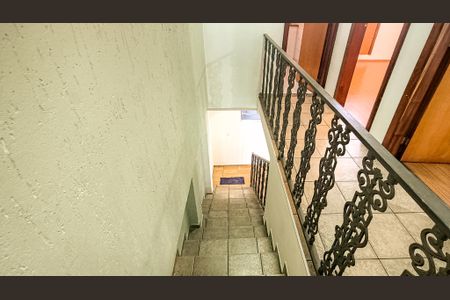 Casa de condomínio à venda com 283m², 4 quartos e 4 vagasEscada