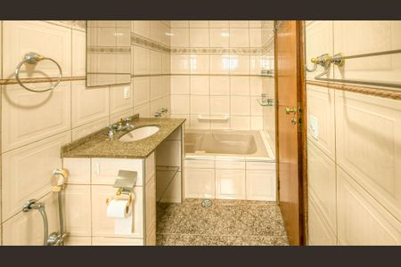 Casa de condomínio à venda com 283m², 4 quartos e 4 vagasBanheiro da Suíte