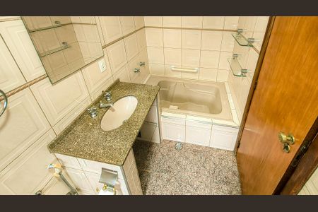 Casa de condomínio à venda com 283m², 4 quartos e 4 vagasBanheiro da Suíte