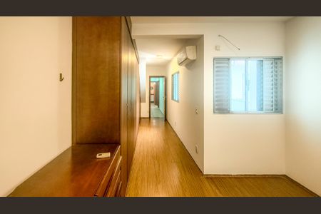 Casa de condomínio à venda com 283m², 4 quartos e 4 vagasSuíte