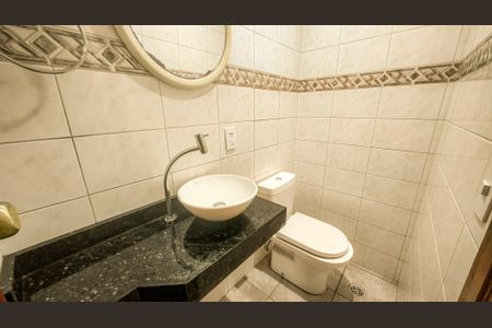 Casa de condomínio à venda com 283m², 4 quartos e 4 vagasLavabo