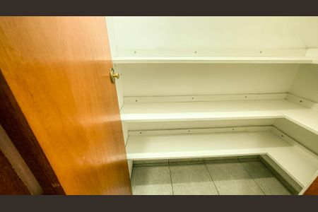 Casa de condomínio à venda com 283m², 4 quartos e 4 vagasDespensa