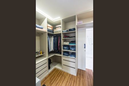 Casa de condomínio à venda com 381m², 5 quartos e 4 vagas Casa de condomínio à venda com 381m², 5 quartos e 4 vagasCloset da suíte