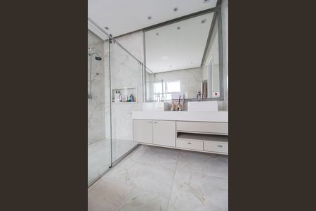 Casa de condomínio à venda com 381m², 5 quartos e 4 vagas Casa de condomínio à venda com 381m², 5 quartos e 4 vagasBanheiro da Suíte