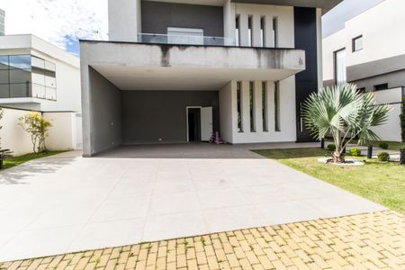 Casa de condomínio à venda com 381m², 5 quartos e 4 vagas Casa de condomínio à venda com 381m², 5 quartos e 4 vagasGaragem