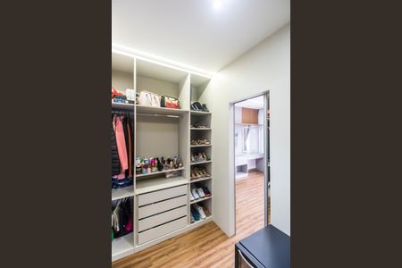 Casa de condomínio à venda com 381m², 5 quartos e 4 vagas Casa de condomínio à venda com 381m², 5 quartos e 4 vagasCloset da suíte