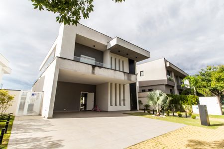 Casa de condomínio à venda com 381m², 5 quartos e 4 vagas Casa de condomínio à venda com 381m², 5 quartos e 4 vagasFachada