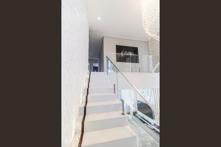 Casa de condomínio à venda com 381m², 5 quartos e 4 vagas Casa de condomínio à venda com 381m², 5 quartos e 4 vagasEscada