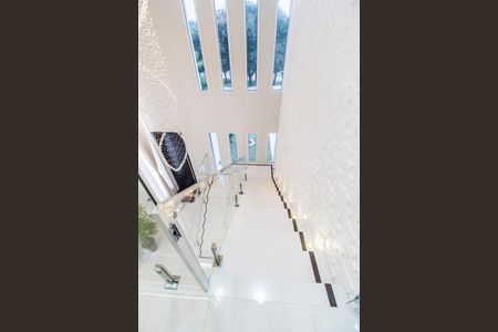 Casa de condomínio à venda com 381m², 5 quartos e 4 vagas Casa de condomínio à venda com 381m², 5 quartos e 4 vagasEscada