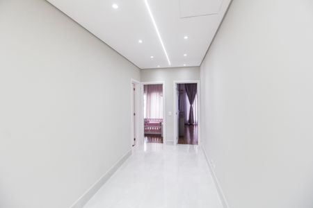 Casa de condomínio à venda com 381m², 5 quartos e 4 vagas Casa de condomínio à venda com 381m², 5 quartos e 4 vagasCorredor