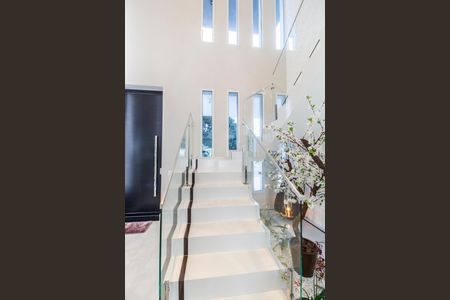 Casa de condomínio à venda com 381m², 5 quartos e 4 vagas Casa de condomínio à venda com 381m², 5 quartos e 4 vagasEscada