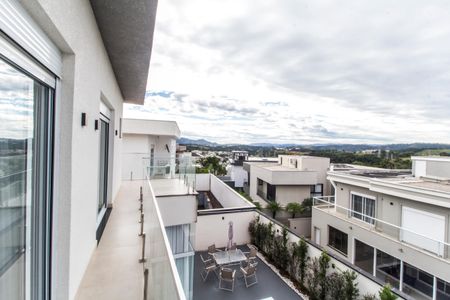 Casa de condomínio à venda com 381m², 5 quartos e 4 vagas Casa de condomínio à venda com 381m², 5 quartos e 4 vagasVaranda