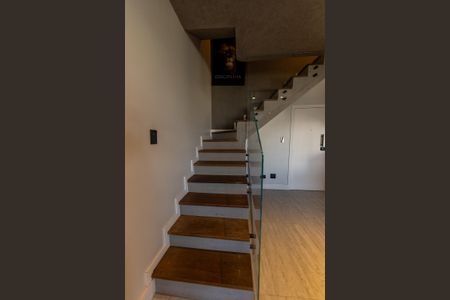 Apartamento para alugar com 128m², 2 quartos e 1 vagaEscada de acesso ao piso superior