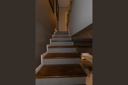 Apartamento para alugar com 128m², 2 quartos e 1 vagaEscada de acesso ao piso superior