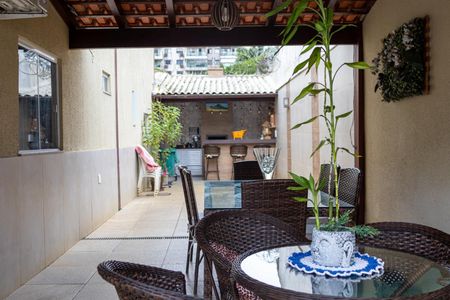 Casa de condomínio à venda com 200m², 3 quartos e sem vaga