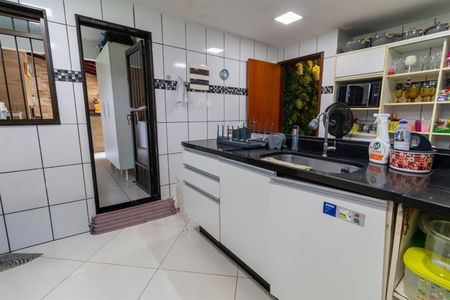 Casa de condomínio à venda com 200m², 3 quartos e sem vaga