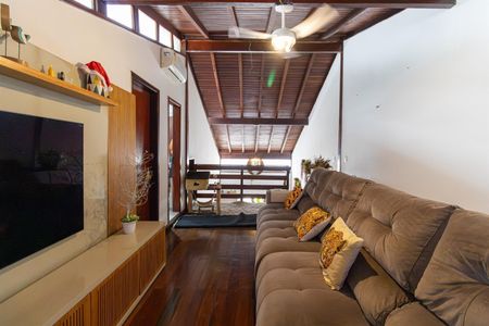 Casa de condomínio à venda com 200m², 3 quartos e sem vaga