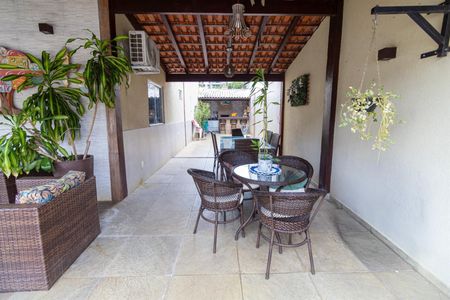 Casa de condomínio à venda com 200m², 3 quartos e sem vaga