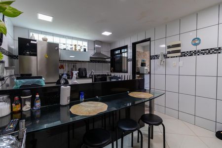 Casa de condomínio à venda com 200m², 3 quartos e sem vaga