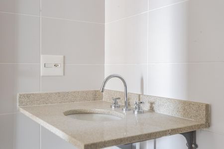 Banheiro de apartamento à venda com 1 quarto, 28m² em Vila Gumercindo, São Paulo