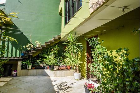 Apartamento à venda com 212m², 3 quartos e 4 vagas Apartamento à venda com 212m², 3 quartos e 4 vagasQuintal