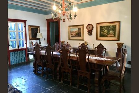 Casa à venda com 687m², 5 quartos e 6 vagas Casa à venda com 687m², 5 quartos e 6 vagasSala