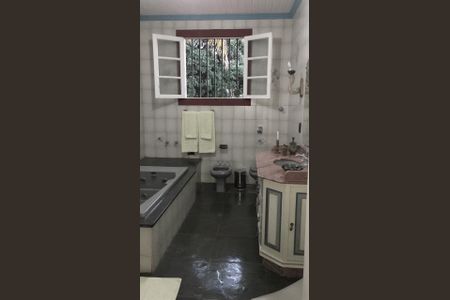 Casa à venda com 687m², 5 quartos e 6 vagas Casa à venda com 687m², 5 quartos e 6 vagasBanheiro