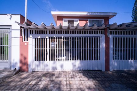 Casa à venda com 150m², 4 quartos e 2 vagas Casa à venda com 150m², 4 quartos e 2 vagasFachada