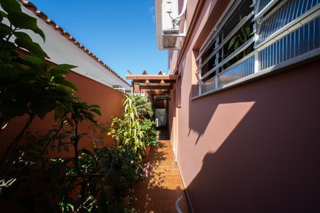 Casa à venda com 150m², 4 quartos e 2 vagas Casa à venda com 150m², 4 quartos e 2 vagasCorredor Lateral