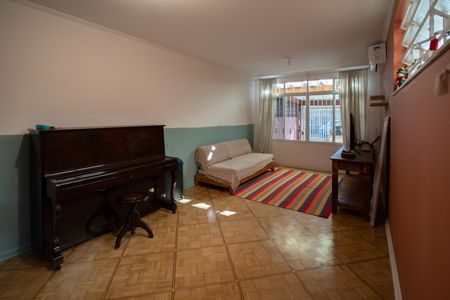 Casa à venda com 150m², 4 quartos e 2 vagas Casa à venda com 150m², 4 quartos e 2 vagasSala