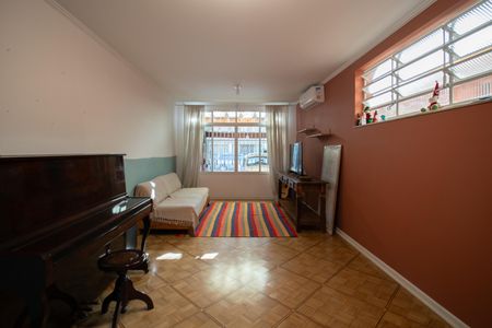 Casa à venda com 150m², 4 quartos e 2 vagas Casa à venda com 150m², 4 quartos e 2 vagasSala