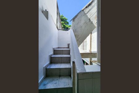 Apartamento para alugar com 65m², 2 quartos e sem vaga Apartamento para alugar com 65m², 2 quartos e sem vagaEscada