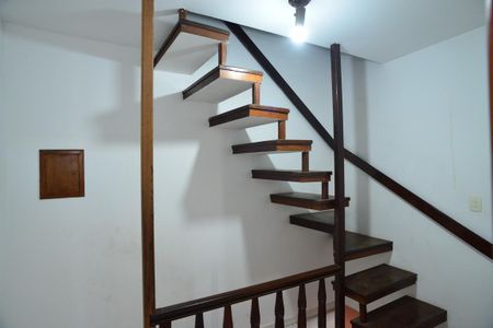 Casa de condomínio à venda com 142m², 3 quartos e 2 vagasEscada de Acesso