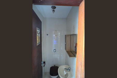 Casa de condomínio à venda com 142m², 3 quartos e 2 vagasBanheiro de Apoio