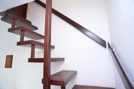 Casa de condomínio à venda com 142m², 3 quartos e 2 vagasEscada de Acesso