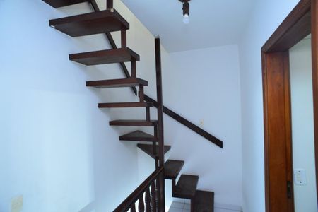 Casa de condomínio à venda com 142m², 3 quartos e 2 vagasEscada de Acesso