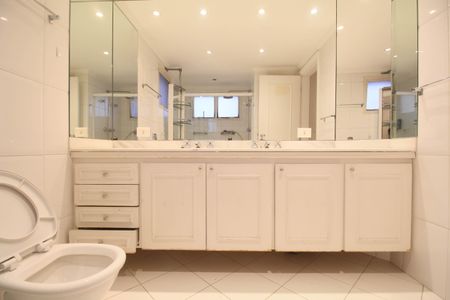 Apartamento para alugar com 240m², 3 quartos e 3 vagasBanheiro 1