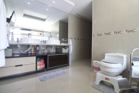 Casa à venda com 380m², 3 quartos e 3 vagasBanheiro da suíte 2