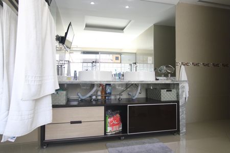Casa à venda com 380m², 3 quartos e 3 vagasBanheiro da suíte 2