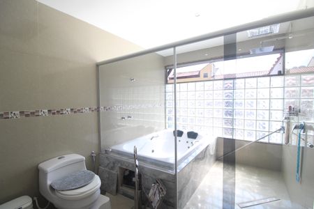 Casa à venda com 380m², 3 quartos e 3 vagasBanheiro da suíte 2