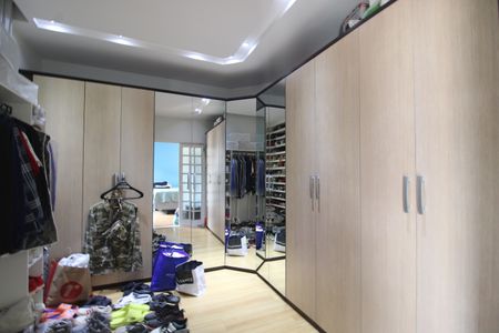 Casa à venda com 380m², 3 quartos e 3 vagasSuíte 2 - Closet