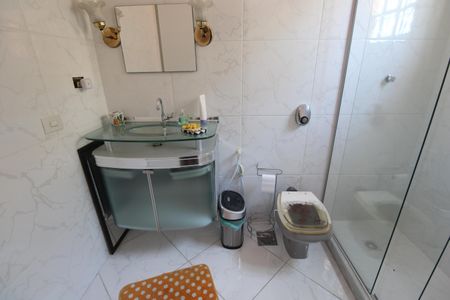 Casa à venda com 380m², 3 quartos e 3 vagasBanheiro da suíte 1