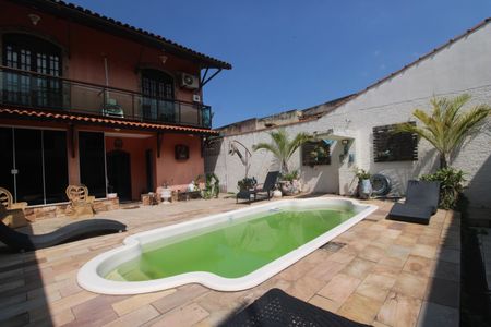 Casa à venda com 380m², 3 quartos e 3 vagasQuintal - Piscina
